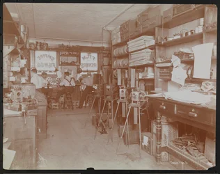 Empire Film Co. filmlaboratorium (muligens på Broadway og 55th Street) med menn som jobber og ruller med film og kameraer