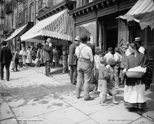 Gir ut gratis is i Mulberry Street, New York, ca. 1900 (s/hvitt-bilde)