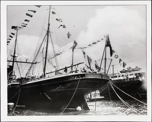 Hekken på S.S. "Umbria" i kai, ca. 1900 (s/hvitt-bilde)