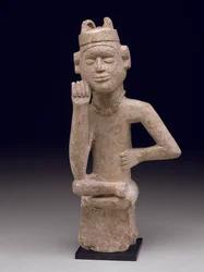 Sittende mannsfigur (ntadi), slutten av 1800- eller begynnelsen av 1900-tallet (steatitt)