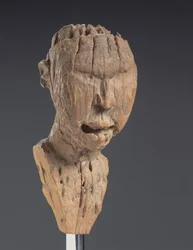 Fragment av en kongolesisk nkisi nkondi (tre)