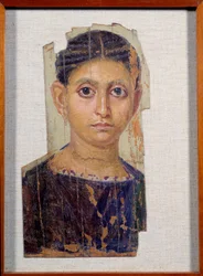 Egyptisk oldtid: portrett av en kvinnelig mumie på tre. Fra Faiyum. 3. århundre e.Kr. Mål 0,32 x 0,18 m. Paris, Musée du Louvre