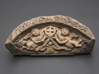 Lunett med to engler som støtter et anhengskors, 400-tallet (kalkstein)