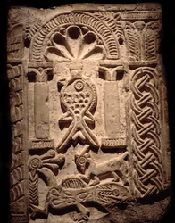 Koptisk sivilisasjon: veggfragment med høye relieffer av fisk (kristent symbol). 6. eller 7. århundre e.Kr. Luxor, Museum for egyptisk kunst