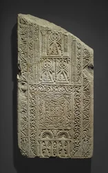 Fragmentær stela, muligens funnet i Esna, 7.-8. århundre (kalkstein med spor av gips)