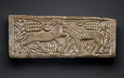 Løve angriper en antilope, fra Egypt (kalkstein)