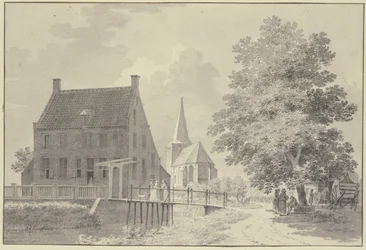 Hus med vollgrav og gangbro, kirken i bakgrunnen, til høyre et tre, under hvilket en vogn og flere figurer står