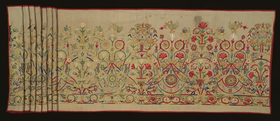 En mønstret skjørtkant (brodert lin og bomull)