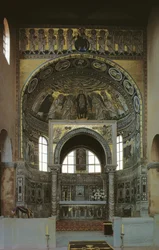 Apsis og ciborium med mosaikk, ca. 540
