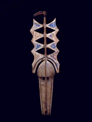Nwenka maske, 20. århundre (tre, pigment og metall)