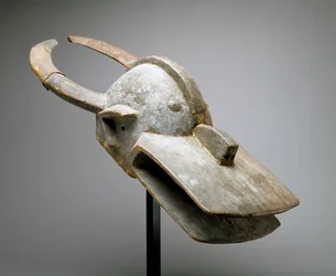 Hjelmmaske for en buskku (Vara Society), Vest-Sudan, Afrika sør for Sahara, sent på 1800-tallet (tre, offermateriale, metall, spiker og dyreskinn)