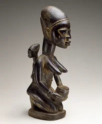 Mor og barnefigur, Nigeria, sent på 1800-tallet (tre og spor av indigo)