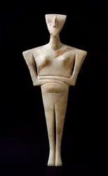 Kykladisk kunst: «Kvinnelig figur», marmoridol fra Syros. 3000 f.Kr. Kykladisk sivilisasjon (-3200 til -2000). Mål: 46 cm. Athen, Det nasjonale arkeologiske museum