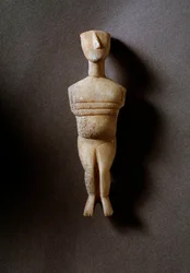 Kvinnelig idol, skjematisk figur, hvit marmor med okerinnlegg, 3200-2000 f.Kr.