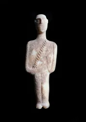 Mannlig idol, skjematisk figur. Skulptur i hvit marmor med okerinkruster, 3200-2000 f.Kr