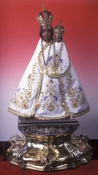Statuett av Jomfru Maria av Svatá Hora (tre, metall og stoff)