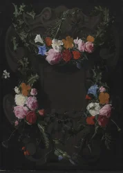 En steinkartasje med en krans av blomster