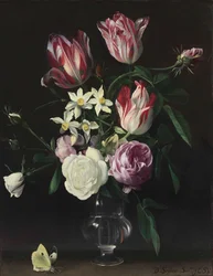 Roser, tulipaner og narsisser i en glassvase, med en sommerfugl, på en avsats