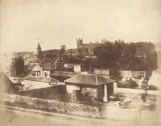 Linlithgow, fra jernbanestasjonen, med rådhuset, St. Michaels kirke og palass, 1843-184 Skapere: David Octavius Hill, Robert Adamson.