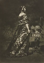 Kameraarbeid: Portrait - The Gown and the Casket, 1909.