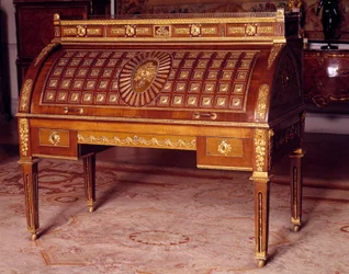 Møbler i Ludvig XVI-stil: sylinderpult fra møblementet til Katarina II av Russland (1729-1796), utført av David Roentgen (1743-1807) omkring 1780. Mål 1,28 x 1,45 x 0,75 m. Paris, Louvre-museet