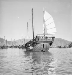 En utsikt fra babord kvartal av Hong Kong fisher dw-type junk 2473HA ankret i Hong Kong