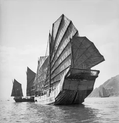 En utsikt fra babord side av Yeungkong-fiskerskrot med havnenummer 227HA under seil i Aberdeen, Hong Kong.