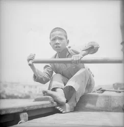 En sampan-gutt i Hong Kong