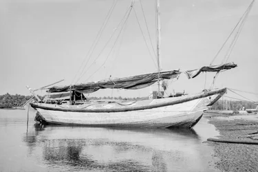 En tomastet djunke av Twaqo-typen fortøyd med baugen mot land i Singapore