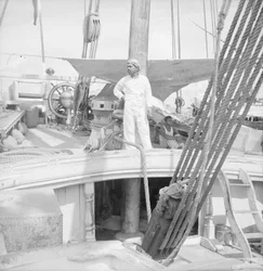 Om bord på en indisk dhow av typen kotia ankret opp i Colombo, Ceylon