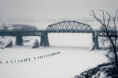 Novosibirsk, Ob-elven, Sibir, Sovjetunionen, Studenter krysser den frosne Ob-elven til fots i snø, vinteren 1976 (bilde)