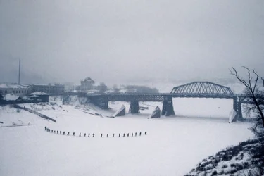Novosibirsk, Ob-elven, Sibir, Sovjetunionen, Studenter krysser den frosne Ob-elven til fots i snø, vinteren 1976 (bilde)