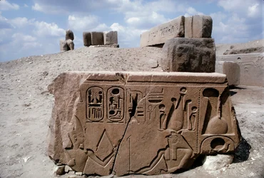 Tanis, Egypt, tegninger på steinruiner i den gamle byen Tanis med hieroglyfer