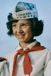 Ung jente i Young pionerleir, obligatorisk ungdomsorganisasjon, for sovjetisk indoktrinering, KHABAROVSK, USSR