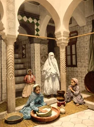 Mauriske kvinner som tilbereder couscous i en gårdsplass, Alger, Algerie, ca. 1899