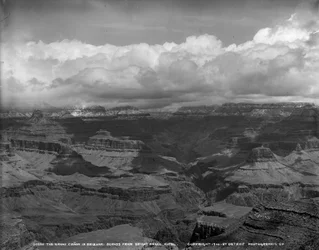 Grand Canyon i Arizona overfor Bright Angel Hotel, ca. 1900