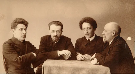Gruppeportrett av dikterne Alexander (Alexandre) Aleksandrovich Blok (1880-1921), Georgii (George) Chulkov (1879-1939), Konstantin Aleksandrovich Erberg (Siunnerberg, Syunnerberg, Sunnenberg) (1871-1942) og Fyodor Sologub, (Fiodor Sologub, Fyodor Kuzmit
