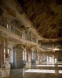 Utsikt over bibliotekrommet til Schussenried-klosteret realisert av arkitekten Domenikus Zimmermann (1685-1766) Schussenried fra 1700-tallet, Tyskland