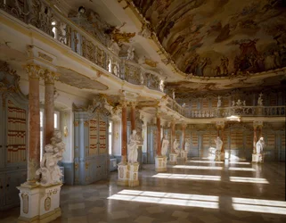 Utsikt over bibliotekrommet til Schussenried-klosteret realisert av arkitekten Domenikus Zimmermann (1685-1766) Schussenried fra 1700-tallet, Tyskland