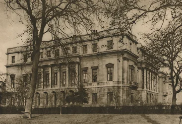 En utsikt over London Museum ved Lancaster House Through The Green Park Railings, c1935.