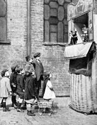 Barn som ser på et Punch and Judy-show i en gate i London, 1936