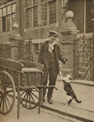 En av de best etablerte handelene: A Customer and the Cats-Meat Man, c1935.