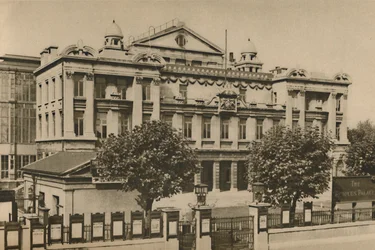 Utenfor Peoples Palace i Mile End Road, c1935.