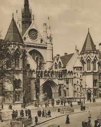 Royal Courts of Justice fra et vindu på hjørnet av Essex Street, c1935.