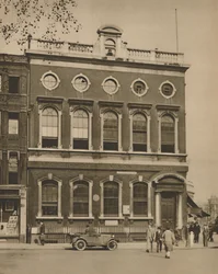 Skole på Leicester Square på stedet til Hogarths House, c1935.