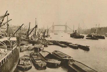 Frakt i Pool of London: A Vista fra London Bridge til Tower Bridge, c1935.