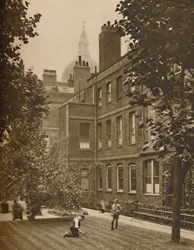 St. Pauls Dome brokker over taket på Amen Court, c1935.