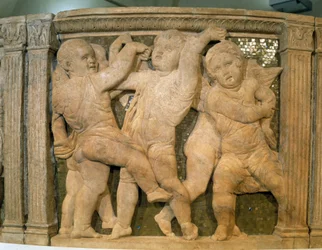 Pergamo del Duomo: musikalske engler. Marmorbasrelieff for den utvendige prekestolen til katedralen i Prato, Italia. Skulptur laget av Donato di Niccolo Donatello