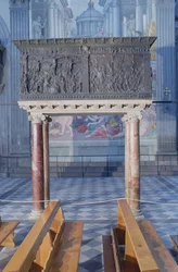 Prekestol på nordsiden av skipet, 1465 (bronse)