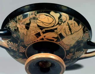 Ajax, oppfordret av Athena, angriper Hector hvis hjelp Artemis skynder seg, detaljer fra utsiden av en attisk kopp med rødfigur (The Douris Cup), laget av Kalliades, ca. 490 f.Kr. (keramikk) (se også 85701, og 34